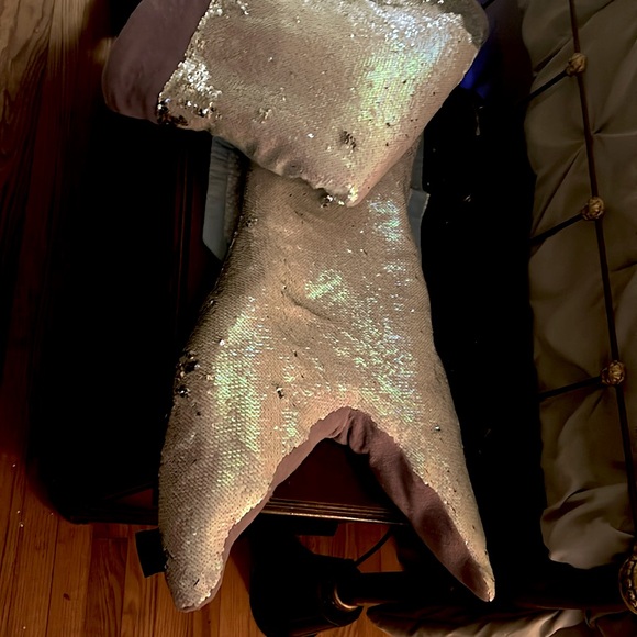 Cynthia Rowley Mermaid Snuggie - Picture 1 of 6